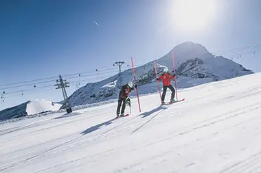 Kitzsteinhorn startet in die Skisaison 2025 weiße Piste mit Liftpersonal