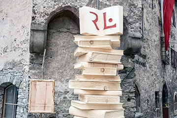 Literaturbaum vor dem Mesnerhaus in Rauris Bild: TVB Rauris/Florien Bachmeier