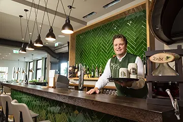 BU:Gösser Bräu Wirt Robert Grossauer verkauft das Bier zu Heller Preisen! Bild: Copyright Gösser Bräu Graz