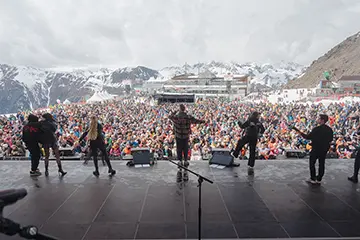 Zwischen Wetterkapriolen und Schlagergefühlen hoch über den Silvretta Alps: Ben Zucker lässt die Idalp beben © flomitteregger