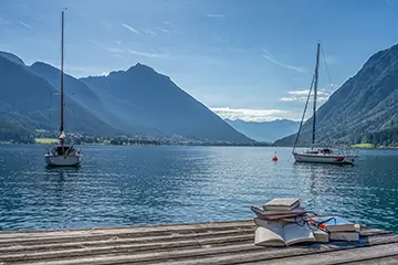 Lesen zwischen Berg und See: die malerische Kulisse des Achensees bietet den Rahmen für die achensee.literatour. Bild: Achensee Tourismus