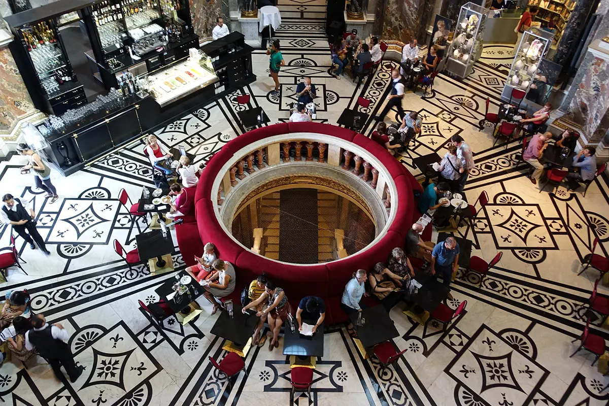 Blick von Oben auf des Museums Café im Kunsthistorischen Museum in Wien