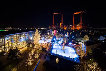 Winterzauber in der Autostadt Wolfsburg: Blick von oben auf die beleuchtete Budenstadt