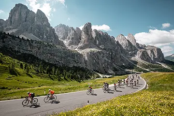 Rennradfahrer auf einer Passstraße bei der Maratona dles Dolomites in Alta Badia